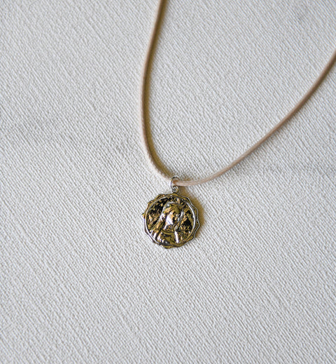 Collar Virgen Cuerito Beige