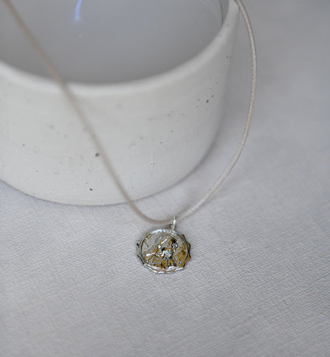 Collar Virgen Cuerito Beige