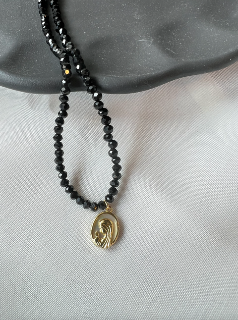 Collar Virgen Nacar Mostacillas Negra
